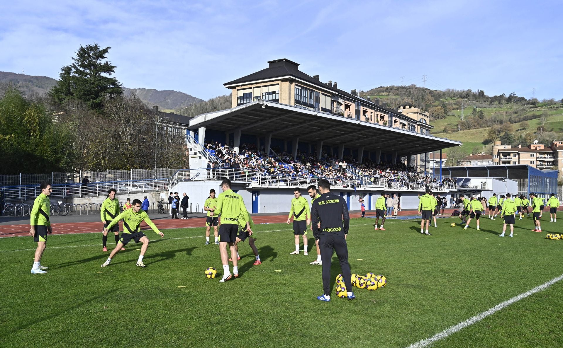 900 jóvenes arropan a la Real en Tolosa