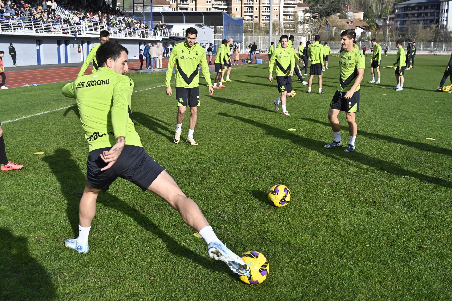 900 jóvenes arropan a la Real en Tolosa