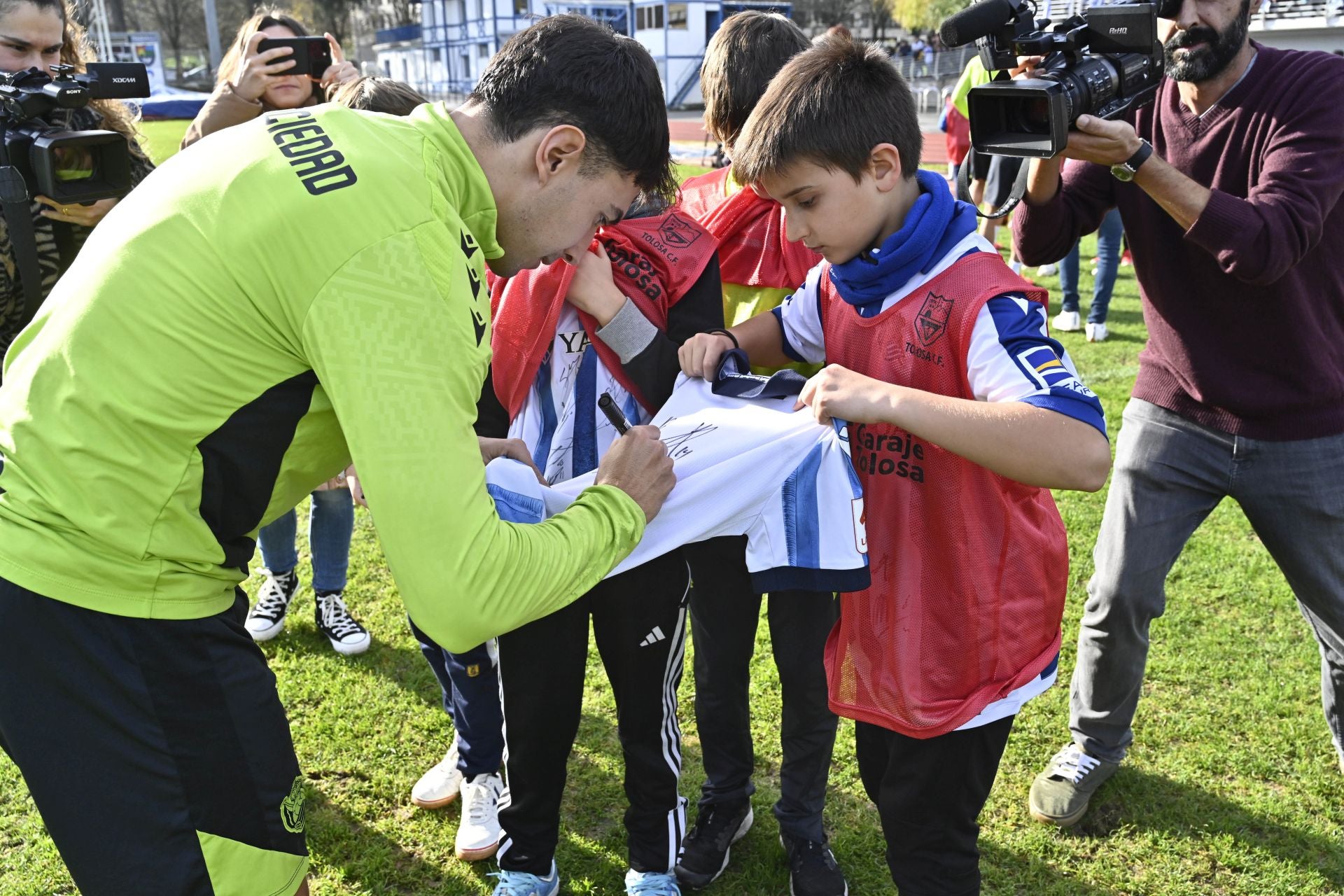 900 jóvenes arropan a la Real en Tolosa
