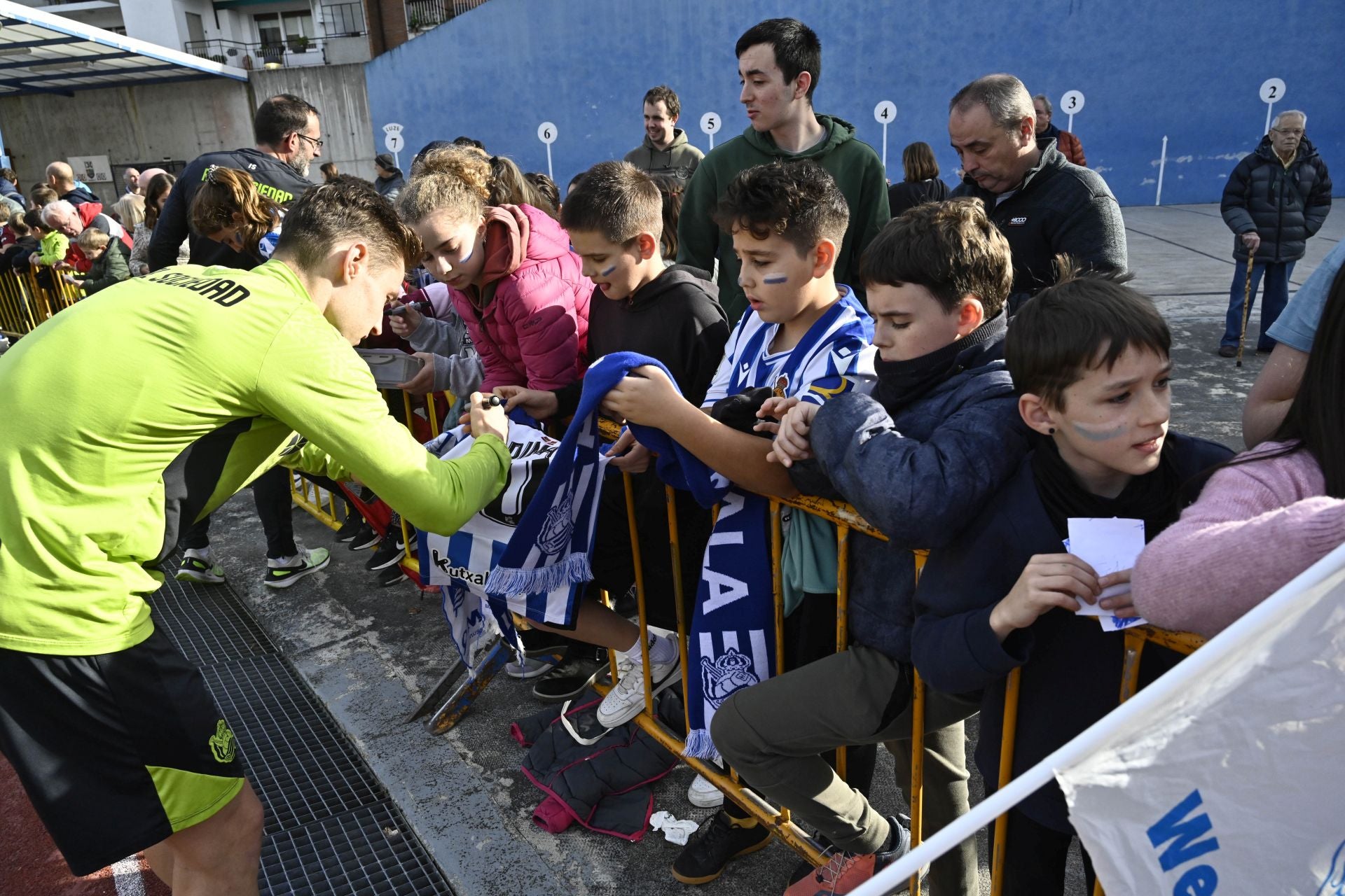 900 jóvenes arropan a la Real en Tolosa