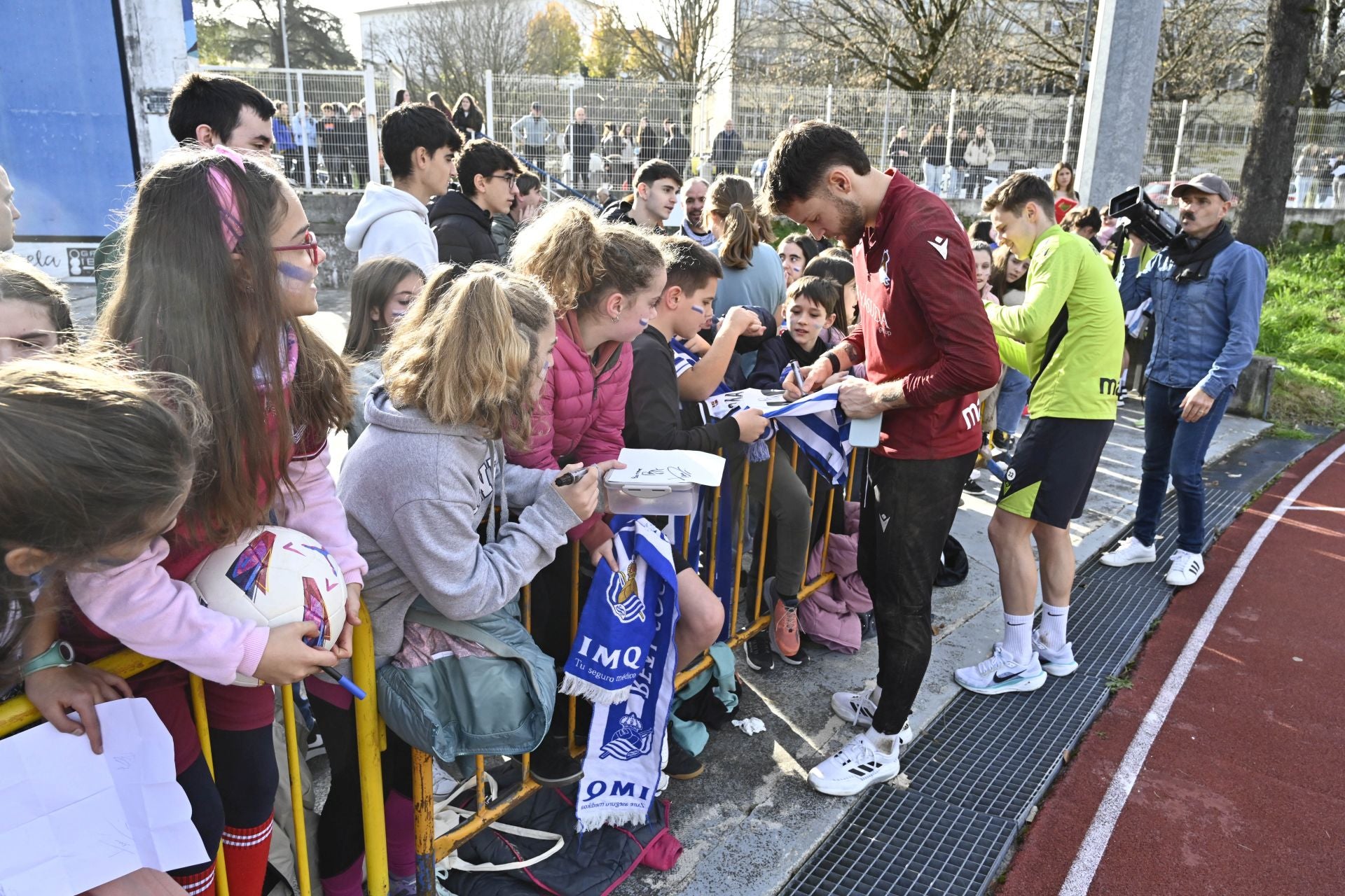 900 jóvenes arropan a la Real en Tolosa
