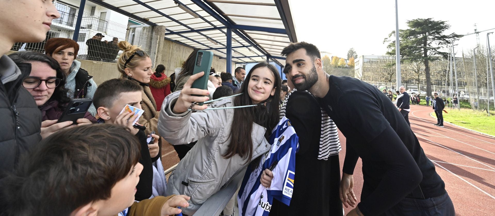 900 jóvenes arropan a la Real en Tolosa