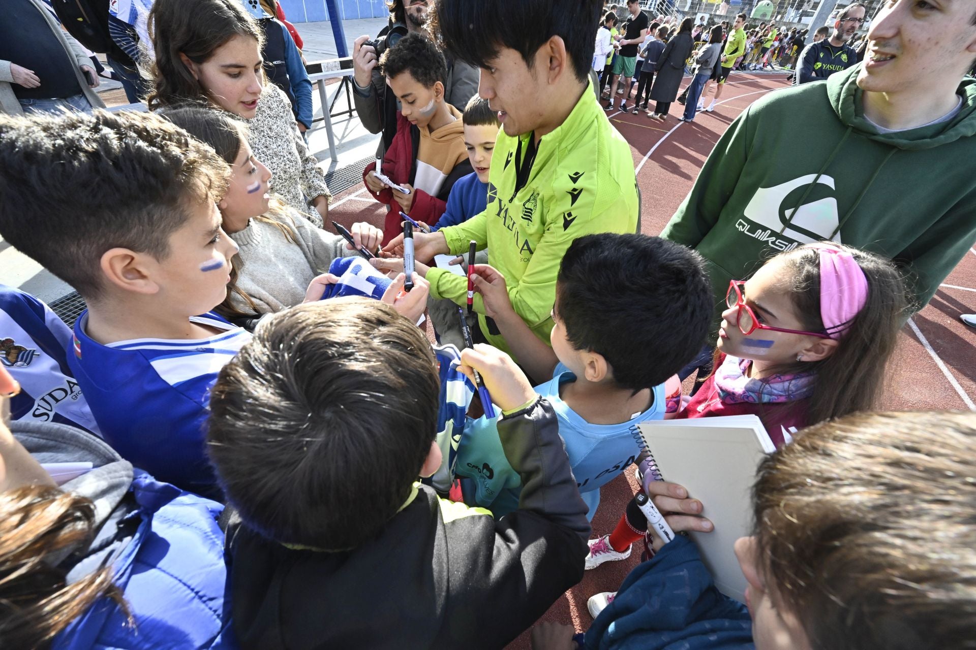 900 jóvenes arropan a la Real en Tolosa