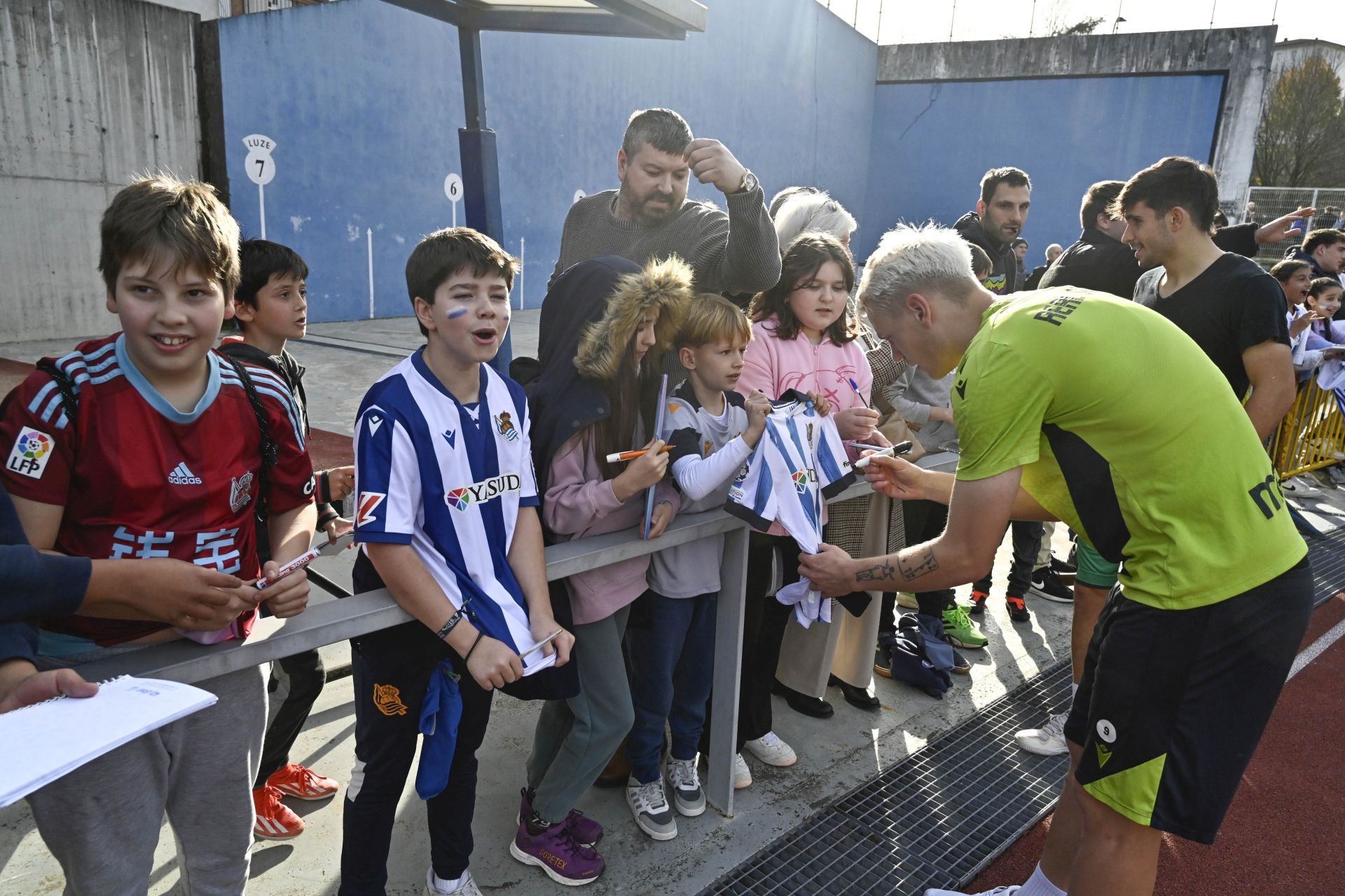 900 jóvenes arropan a la Real en Tolosa