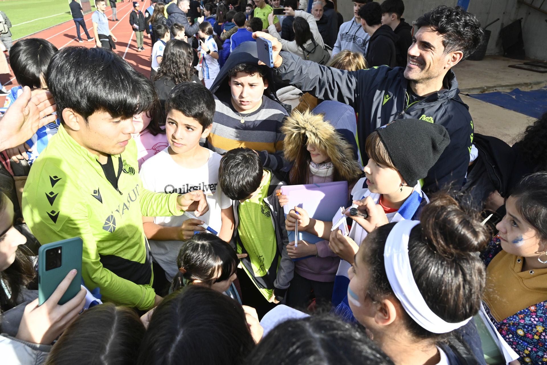 900 jóvenes arropan a la Real en Tolosa