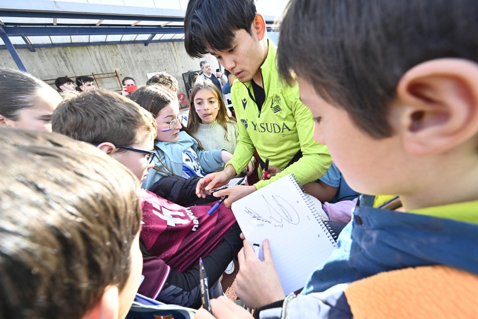 900 jóvenes arropan a la Real en Tolosa