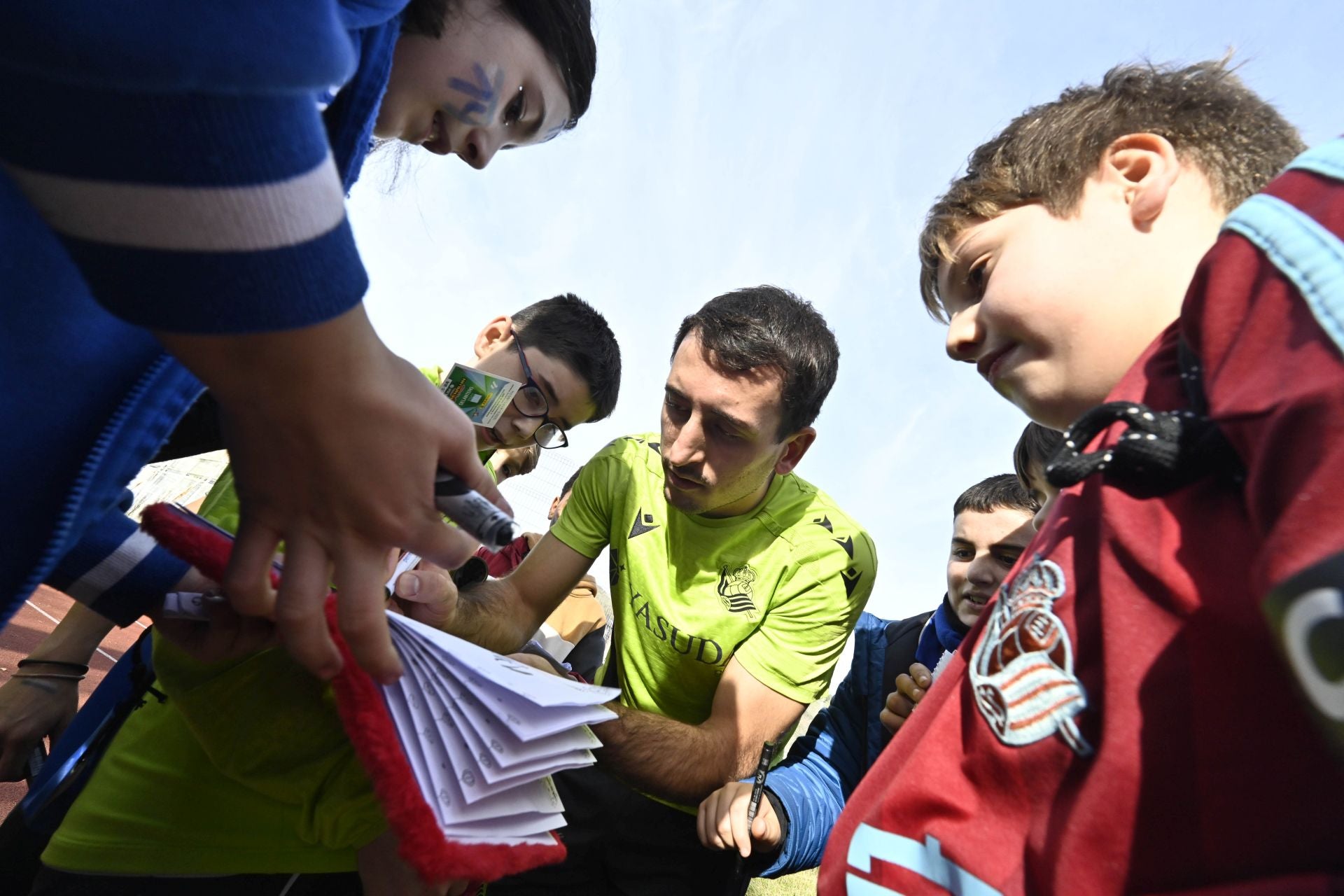 900 jóvenes arropan a la Real en Tolosa