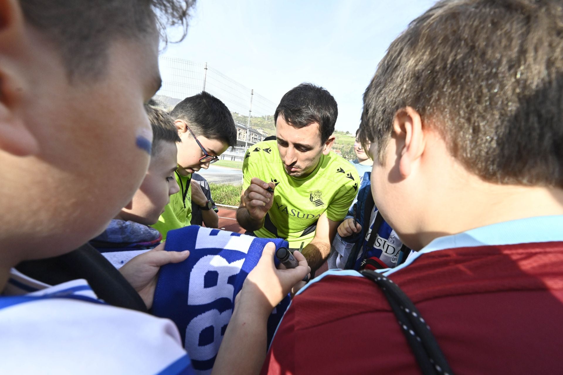 900 jóvenes arropan a la Real en Tolosa