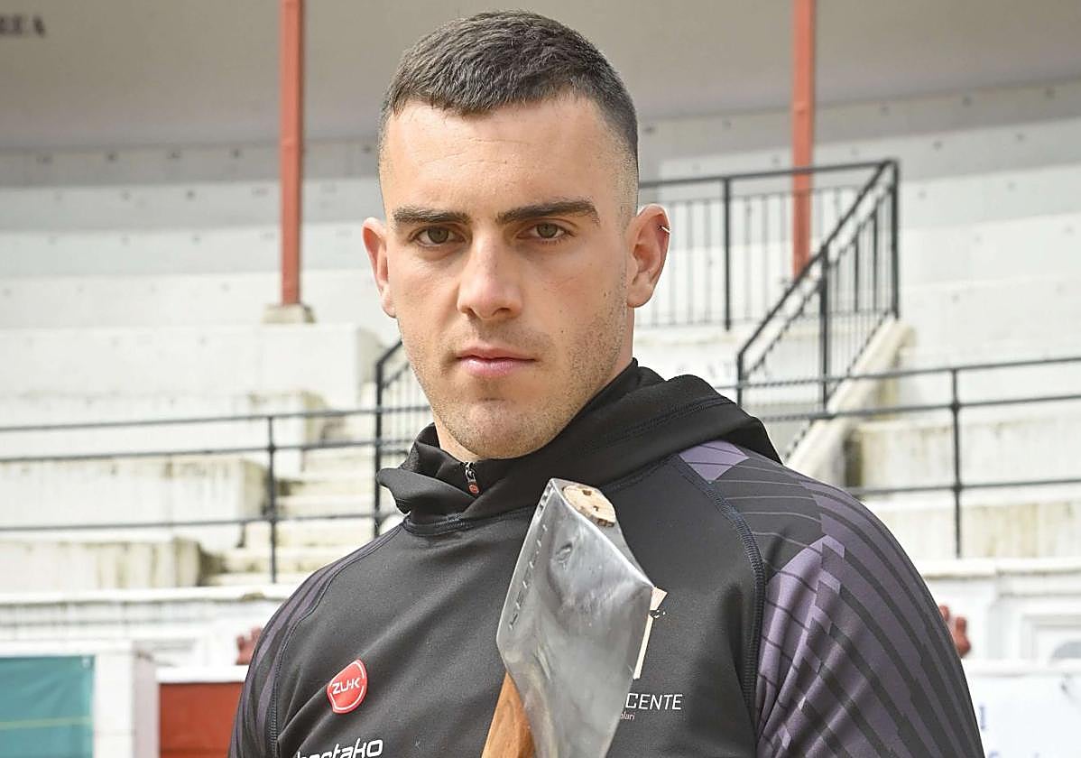 Iker Vicente posa en la plaza de toros de Tolosa.