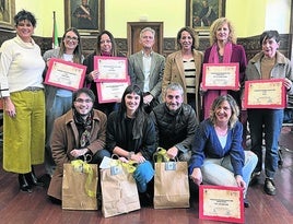 Premiados de Urretxu-Zumarraga con la concejal Rosa Maiza y el alcalde Jon Luqui. limia.