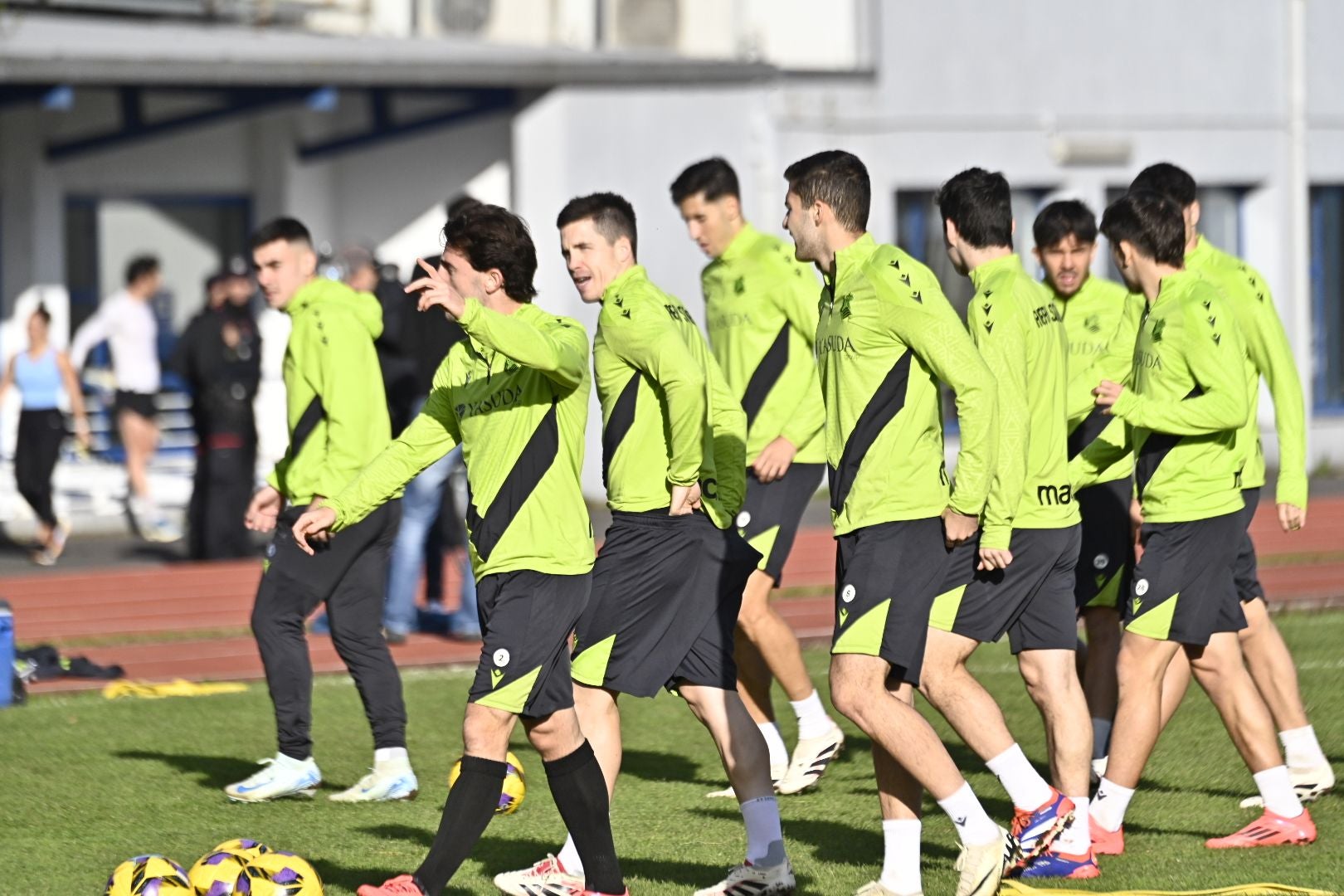 900 jóvenes arropan a la Real en Tolosa