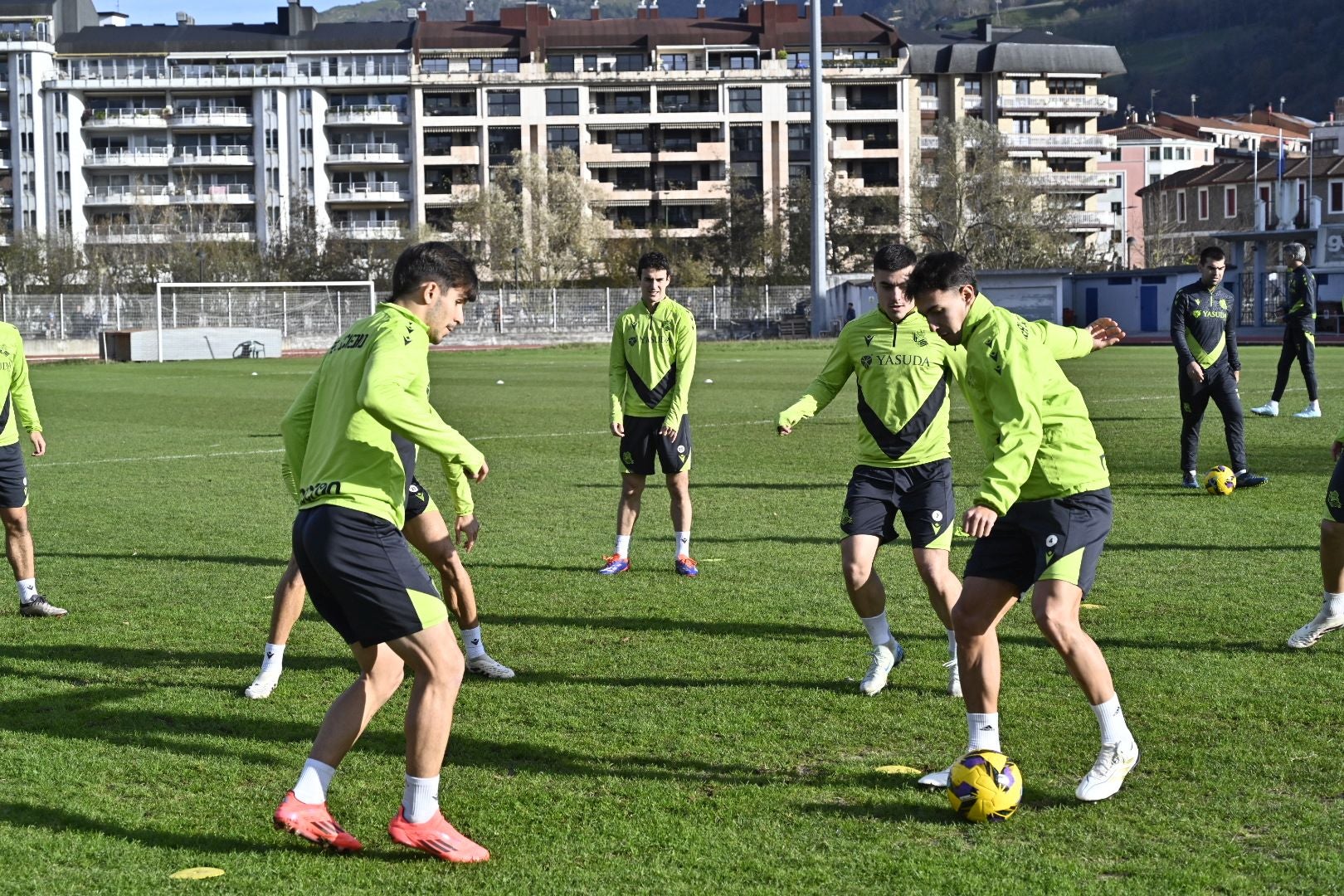 900 jóvenes arropan a la Real en Tolosa