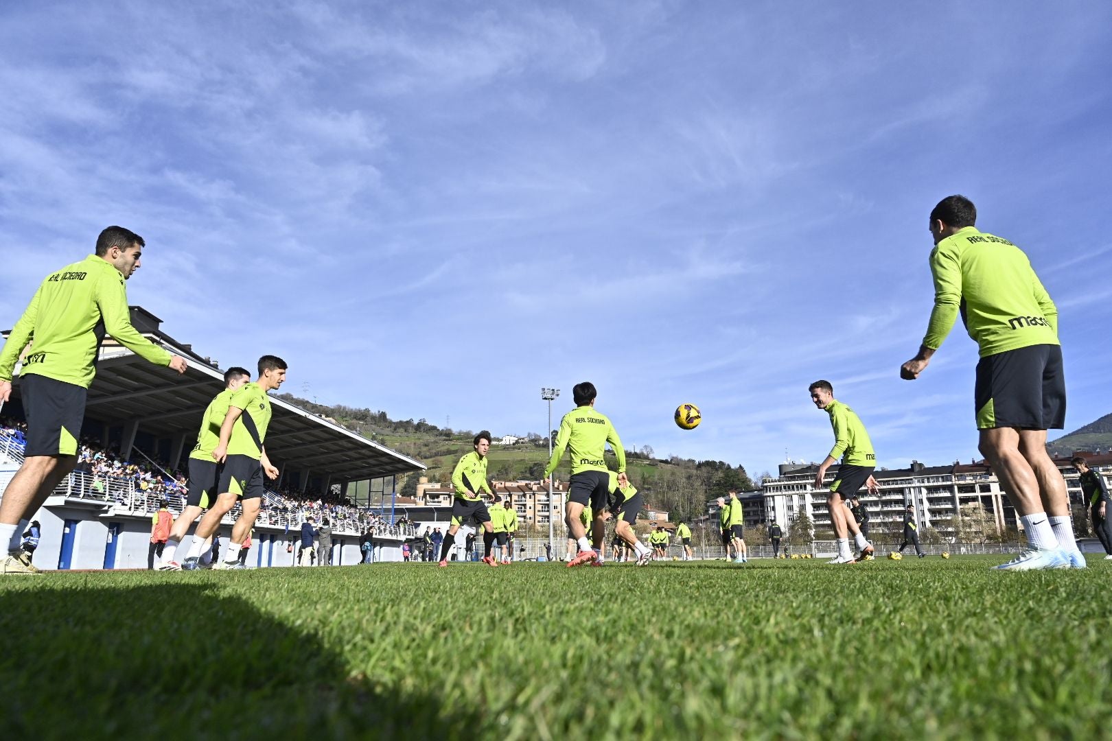 900 jóvenes arropan a la Real en Tolosa