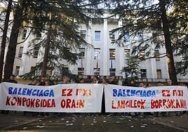 La plantilla de Astilleros Balenciaga volvió a concentrarse ayer frente a la subdelegación del Gobierno central en Donostia.