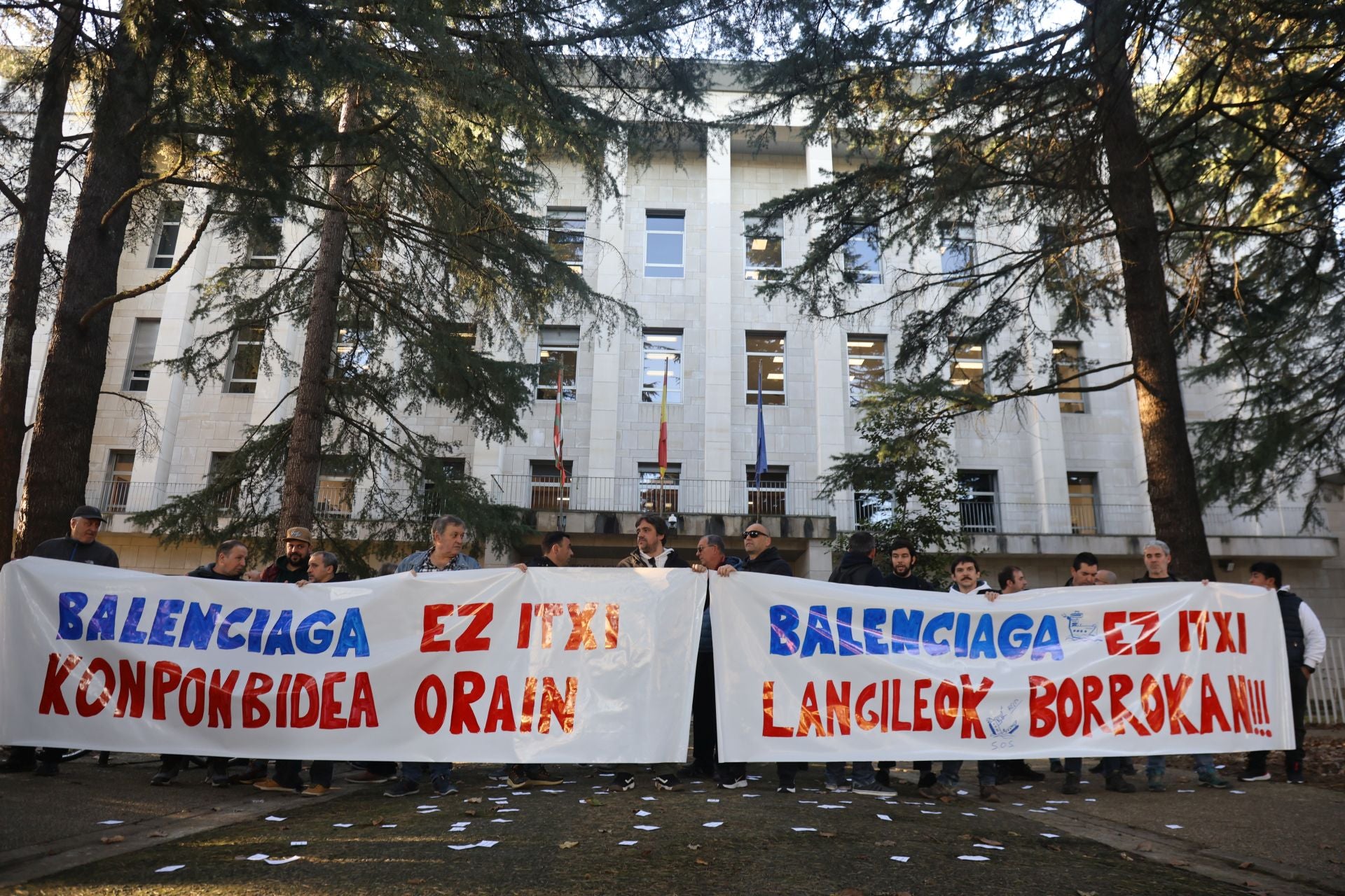 Concentración de los trabajadores frente a la Subdelegación de Gipuzkoa.