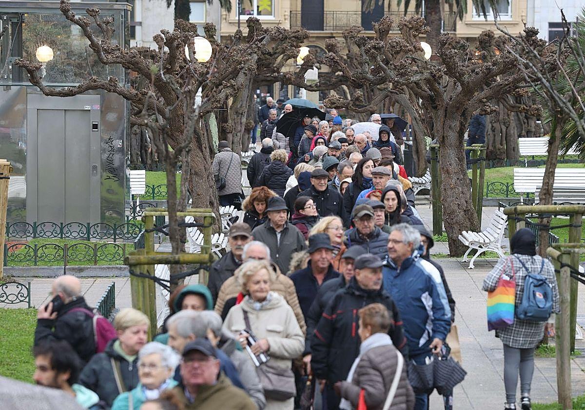 Decenas de personas hacen cola a las puertas del Ayuntamiento de Donostia para hacerse con un ejemplar del calendario municipal de San Sebastián 2024.