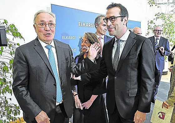 José Antonio Jainaga, junto al ministro de Economía, Carlos Cuerpo, en un acto de Elkargi.