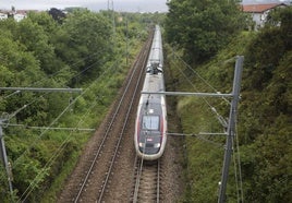 El TGV francés, circulando en el tramo entre Hendaia y Baiona.