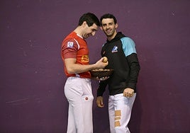 Aranguren, con la férula en el dedo anular de la mano izquierda, y Altuna, ayer en Arrasate.