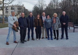 La alcaldesa Aizpea Otaegi junto con los vecinos de Gabierrota en el nuevo paseo.