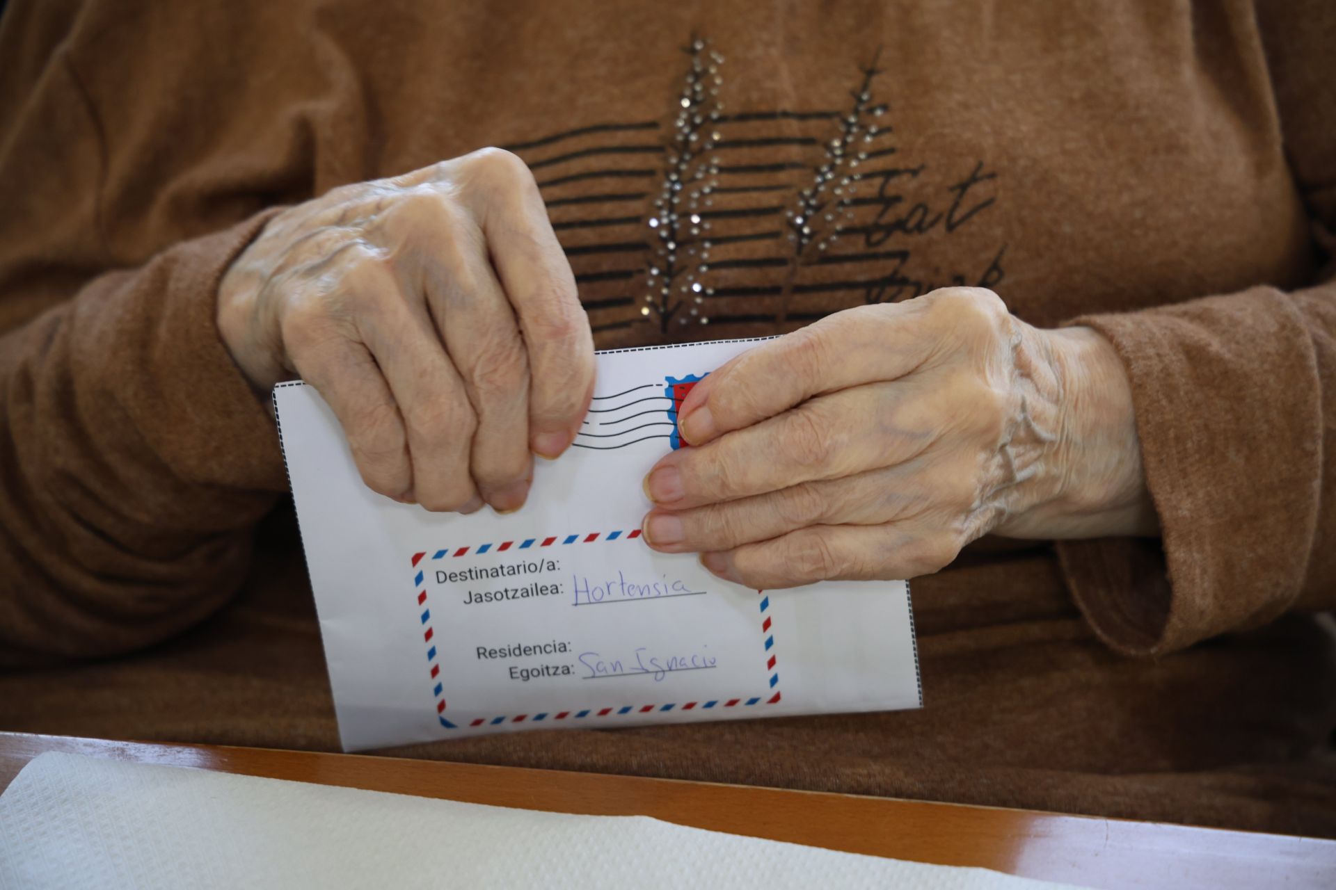 La visita de alumnas de estética en Sustake a los más mayores de la residencia San Ignacio en Donostia, en imágenes