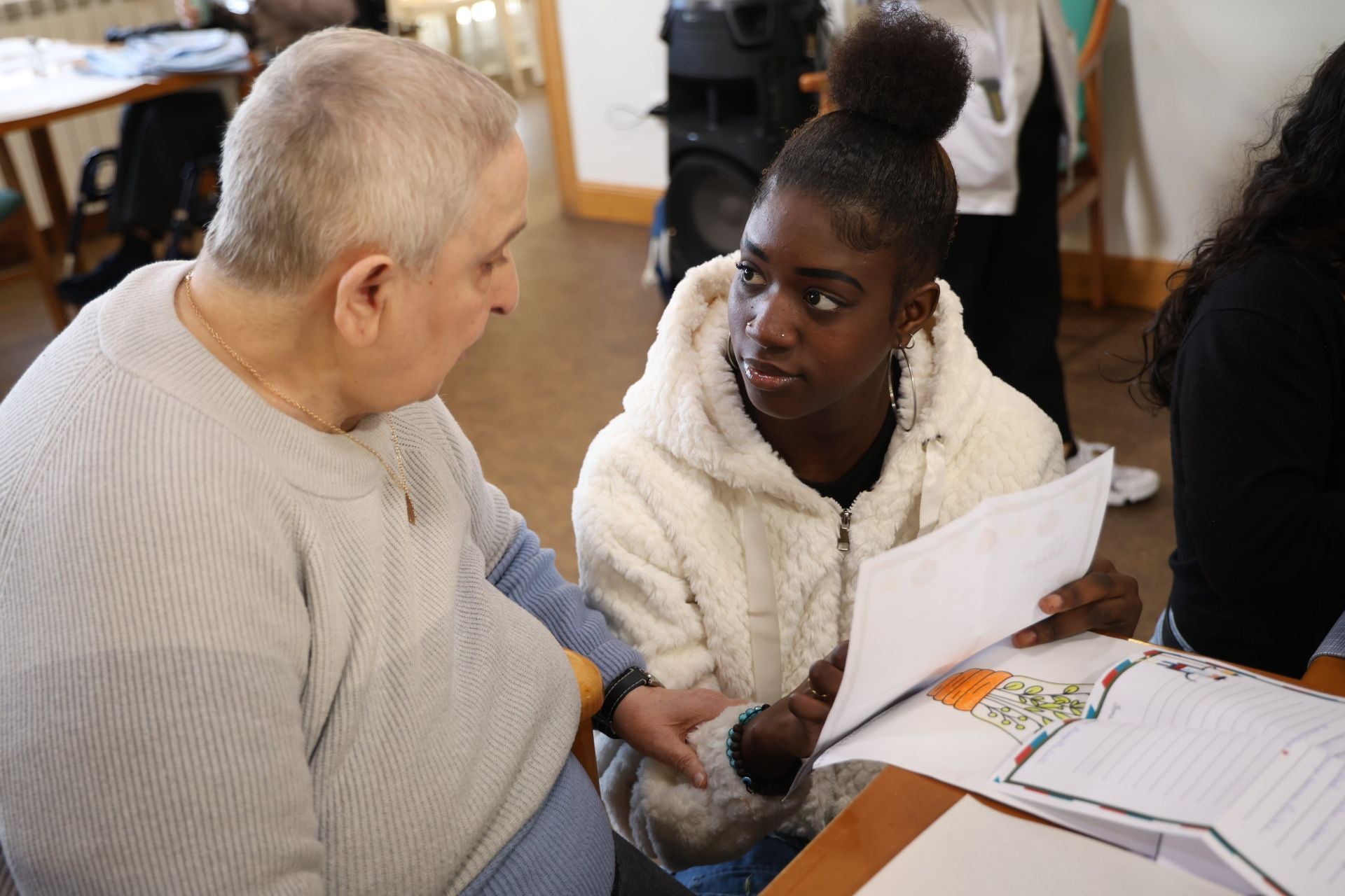 La visita de alumnas de estética en Sustake a los más mayores de la residencia San Ignacio en Donostia, en imágenes