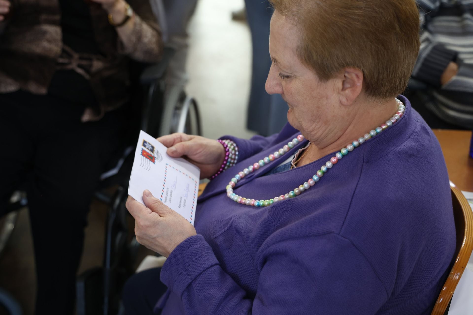 La visita de alumnas de estética en Sustake a los más mayores de la residencia San Ignacio en Donostia, en imágenes