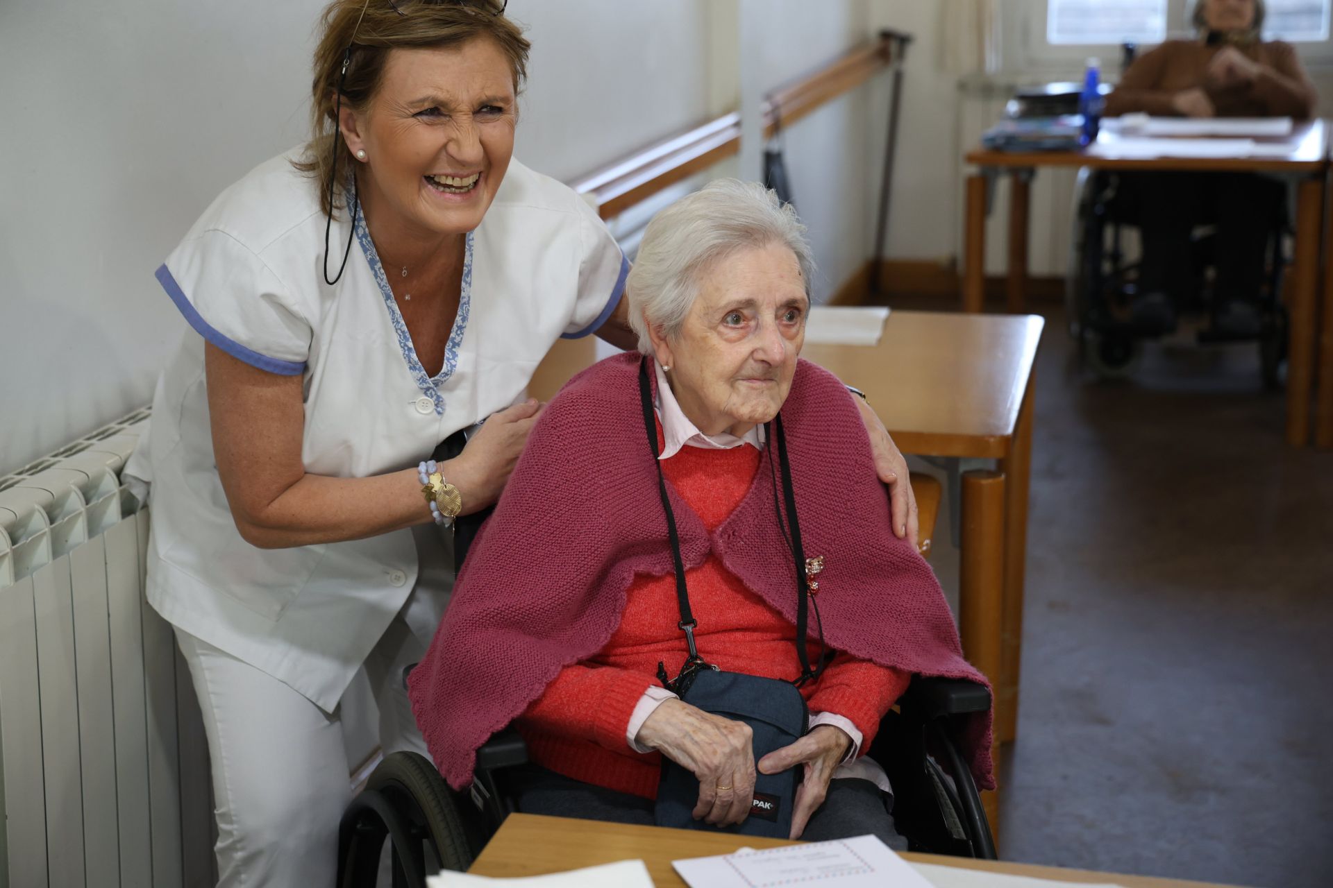 La visita de alumnas de estética en Sustake a los más mayores de la residencia San Ignacio en Donostia, en imágenes