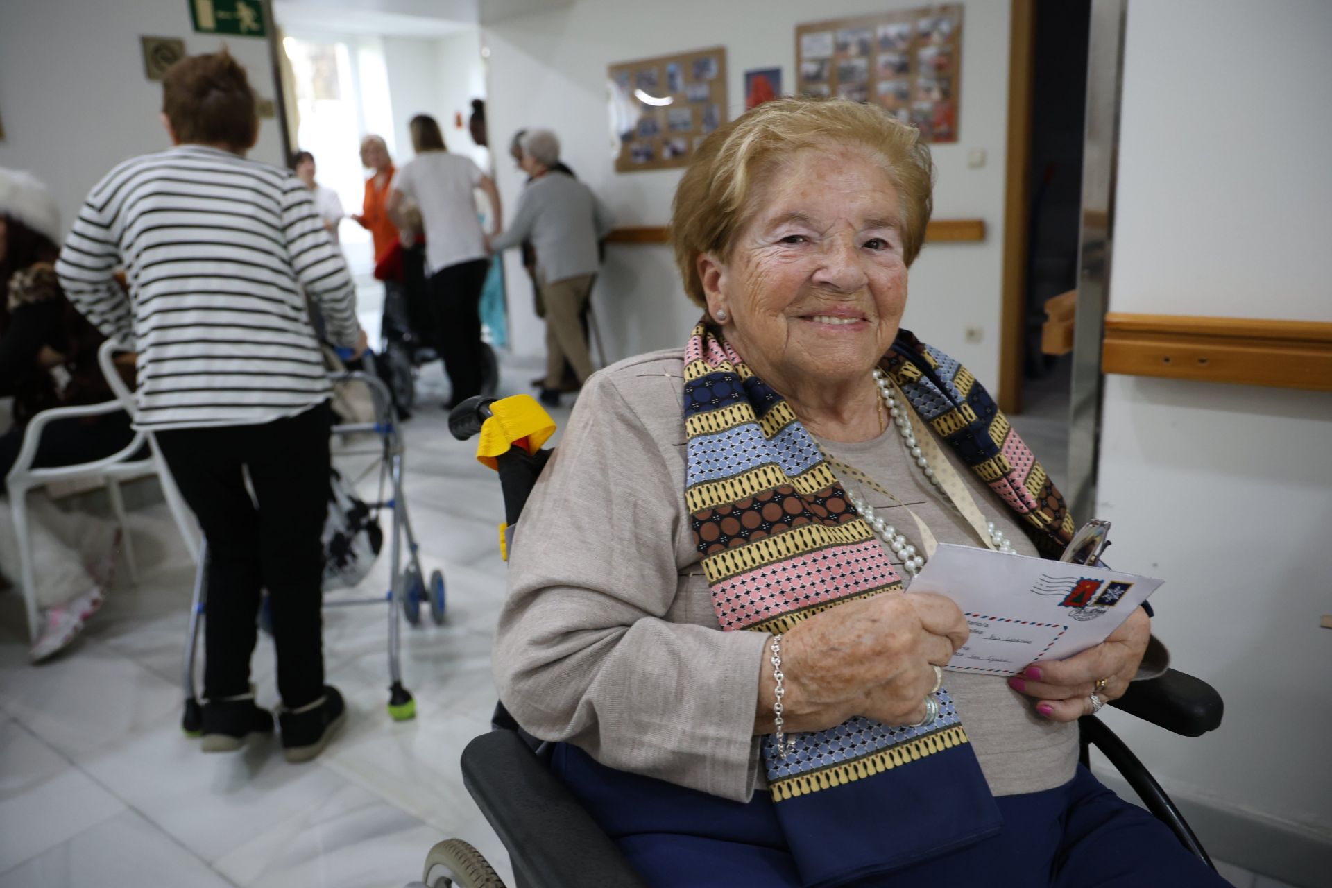 La visita de alumnas de estética en Sustake a los más mayores de la residencia San Ignacio en Donostia, en imágenes