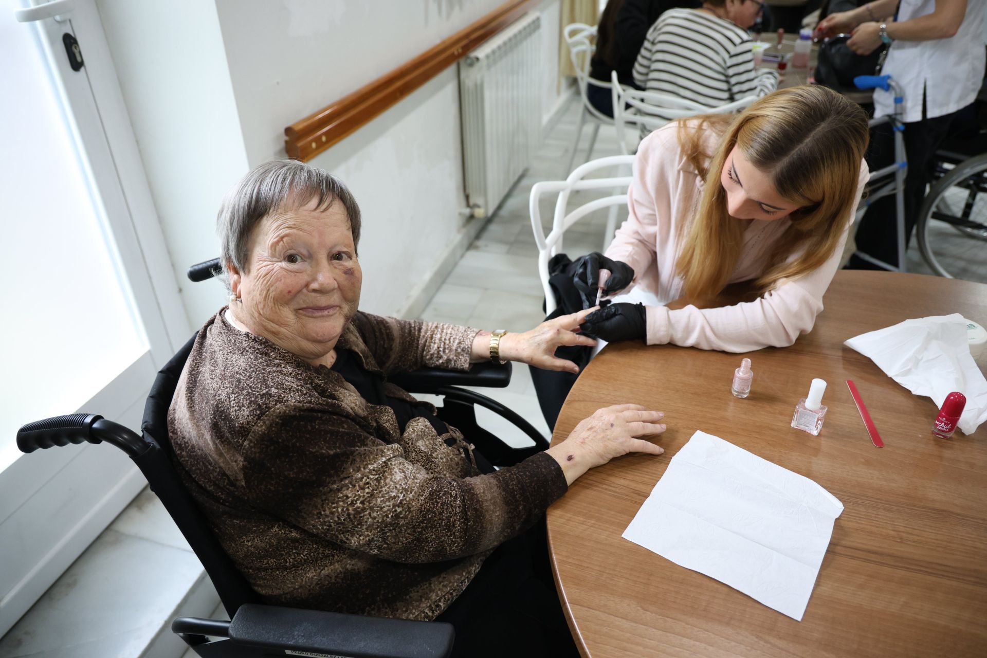 La visita de alumnas de estética en Sustake a los más mayores de la residencia San Ignacio en Donostia, en imágenes