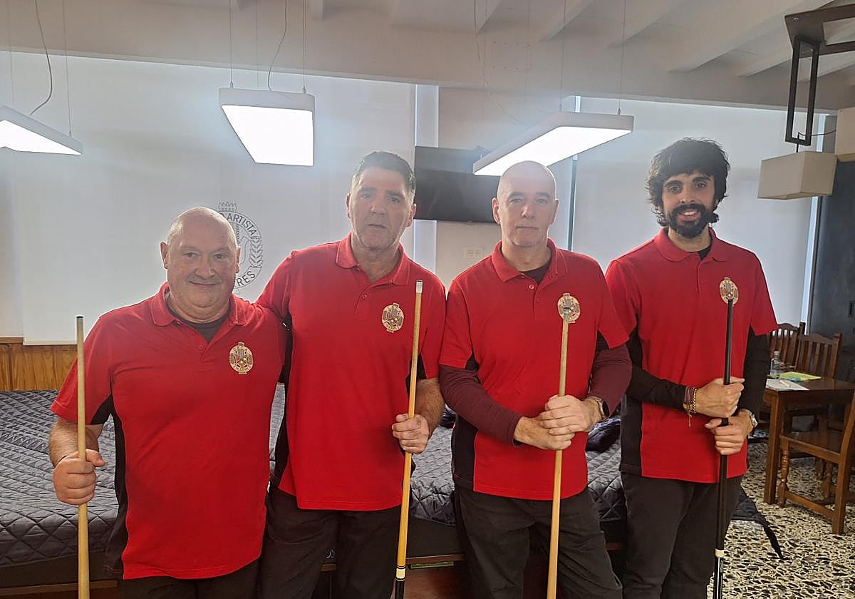 Imanol Fernández, Ricardo Ereña, Sergio Boullosa y Ricardo Robles, antes de comenzar la jornada victoriosa en el salón de Toribio Etxebarria.