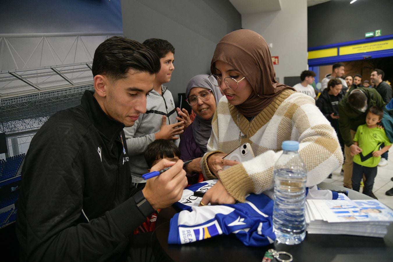 Nayef Aguerd, arropado por la afición txuri-urdin y sus paisanos