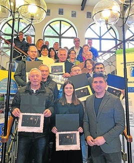 Foto de familia de premiados, familiares y autoridades.