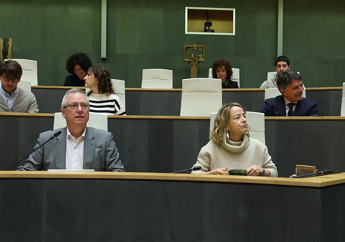 El primer teniente de diputada general, José Ignacio Asensio, y la diputada general, Eider Mendoza, en las Juntas Generales.