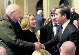 Oliu, presidente de Sabadell, y Torres, de BBVA, se saludan en el funeral de Javier Echenique.