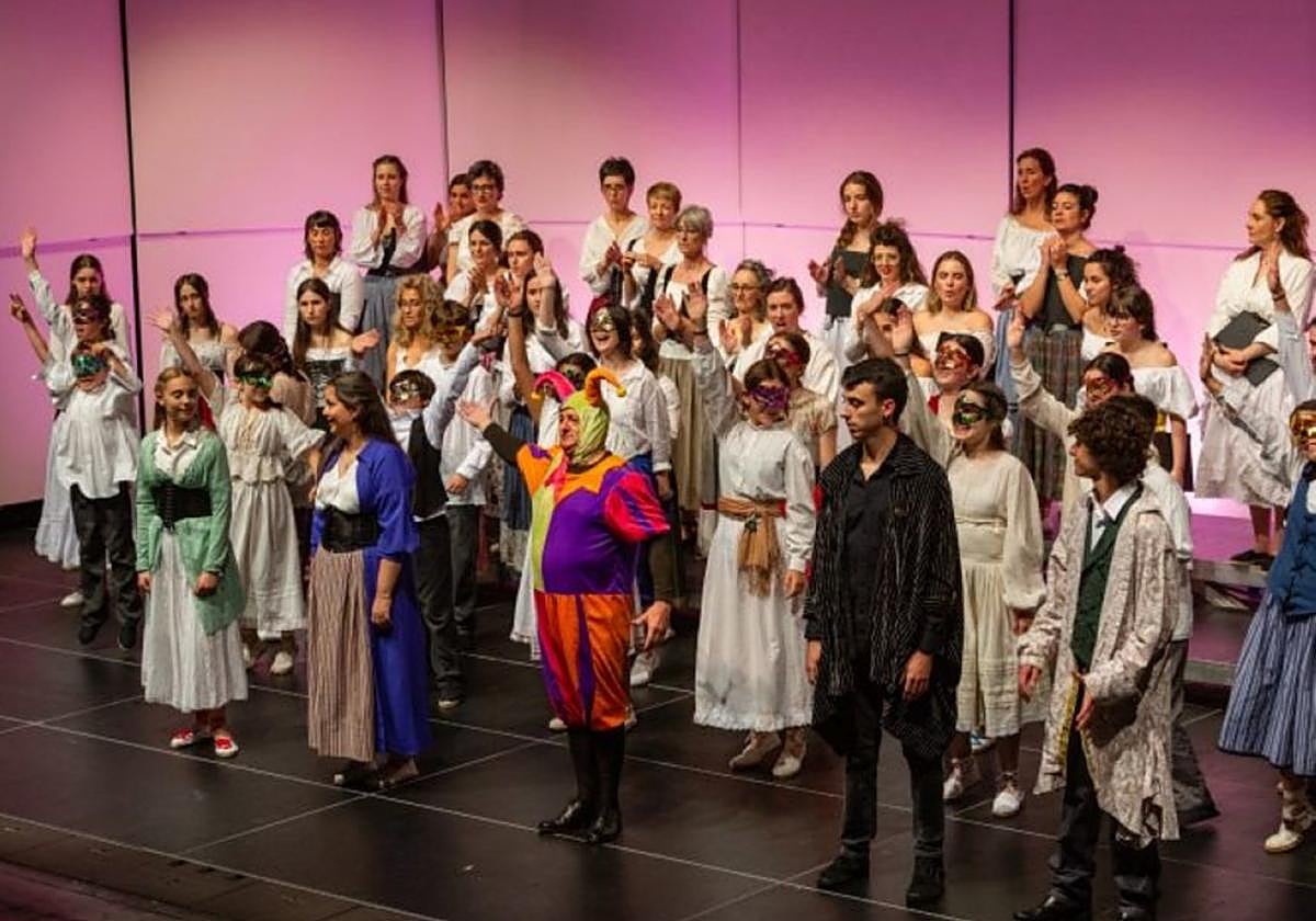 Zaria Koru Eskola durante una actuación.