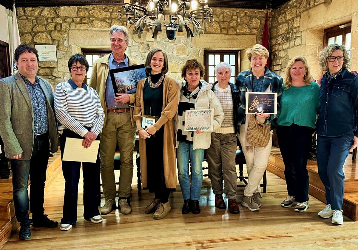 Los premiados posando en el salón de actos del ayuntamiento, junto al jurado y organización.