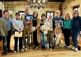 Los premiados posando en el salón de actos del ayuntamiento, junto al jurado y organización.