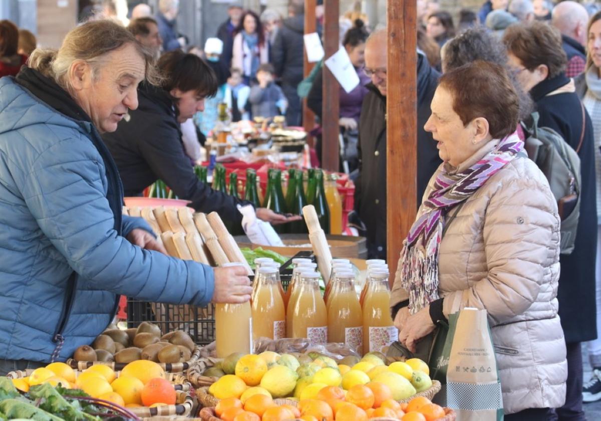 Uno de los puestos de la feria de Santo Tomás del pasado año.