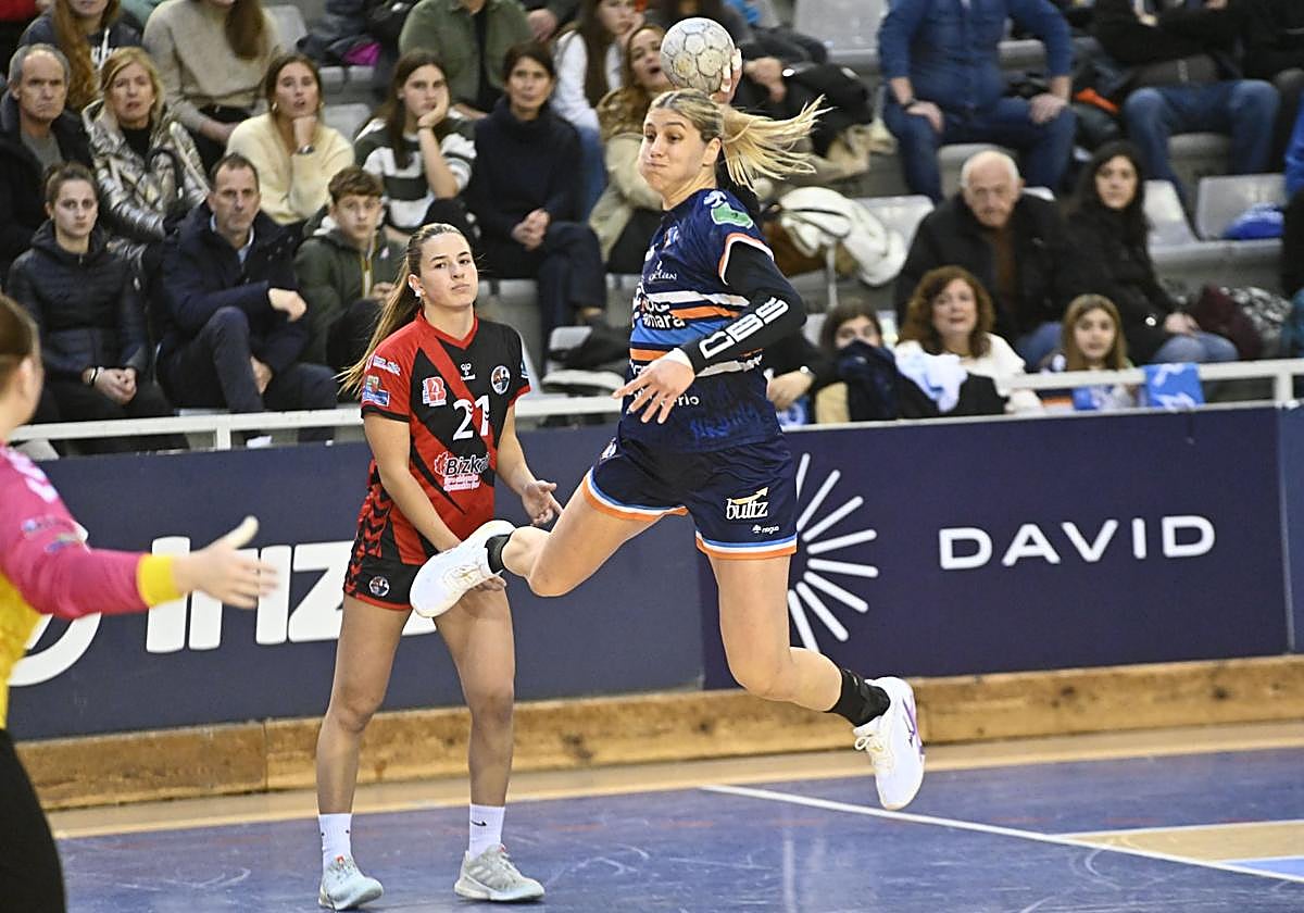 Elke Karsten salta para lanzar a portería este viernes en el Gasca.