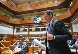 El lehendakari, Imanol Pradales, en el Parlamento Vasco.