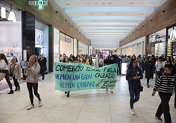 Protesta sindical en el centro comercial Garbera de Donostia.