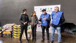 Los alumnos hicieron entrega de los alimentos recogidos.