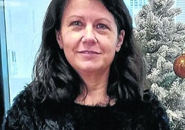 Gloria Vázquez con la guía 'La aventura de madurar'.