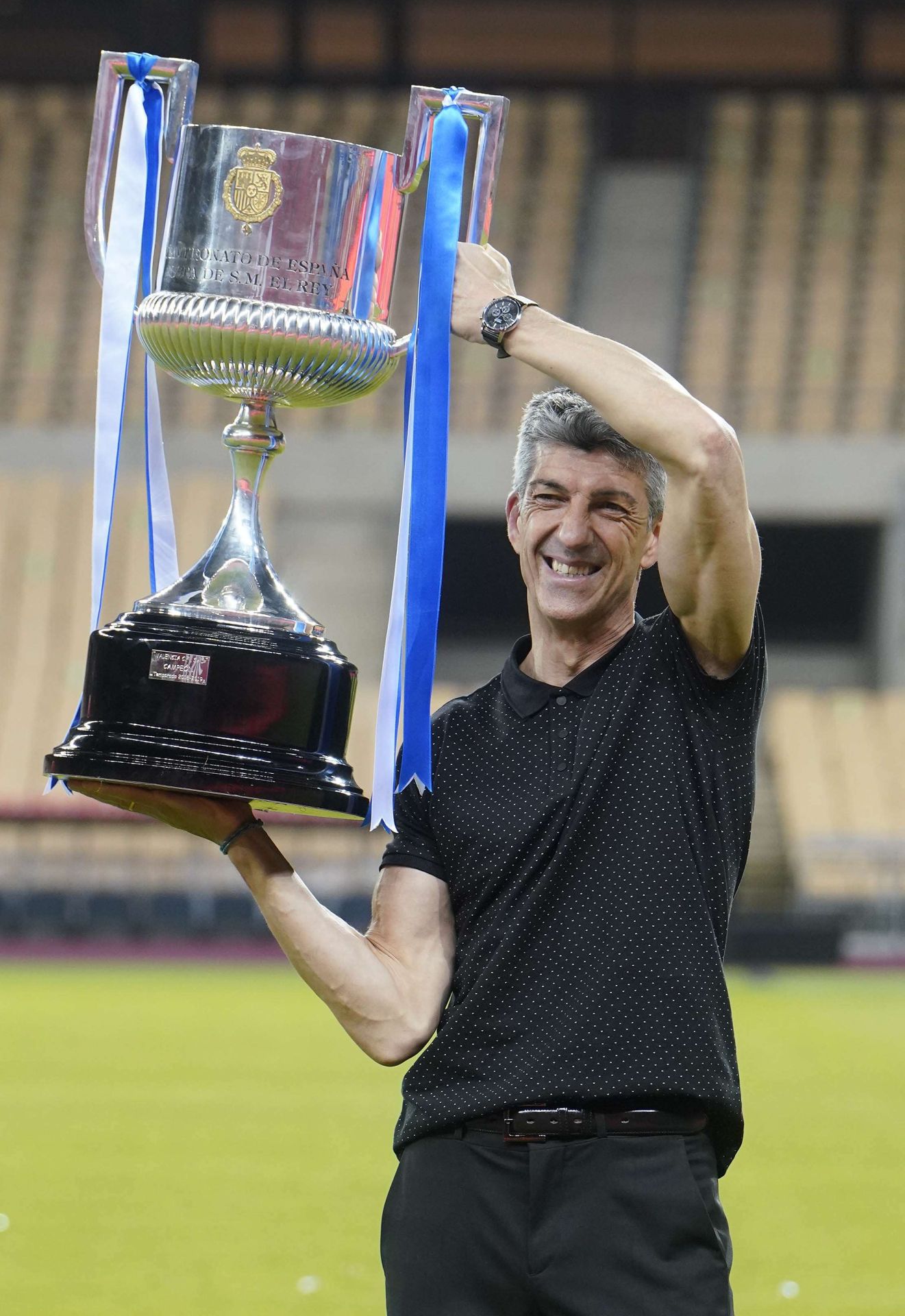 Imanol sujeta la Copa del Rey obtenida en 2021