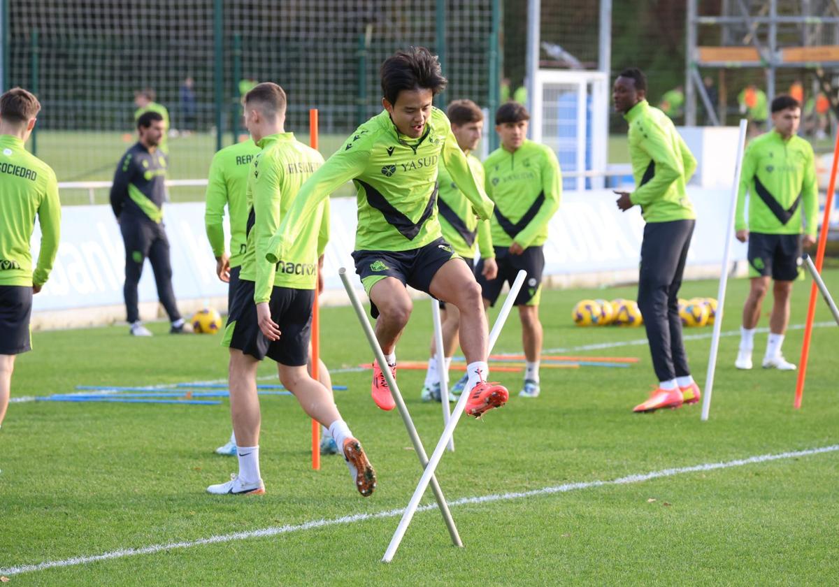 Kubo realiza un salto durante el entrenamiento de este viernes en Zubieta