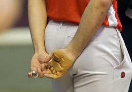 Aitor Aranguren, con el dedal que protege la punta del dedo anular de la mano izquierda.