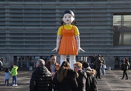 Expectación en Donostia ante la colocación de la gran muñeca de El Juego del calamar.