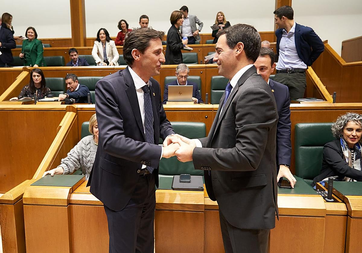 El consejero de Hacienda y Finanzas D'Anjou y el lehendakari Pradales se estrechan las manos tras el pleno que ha aprobado los Presupuestos para 2025.