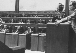 En la tribuna. Garaikoetxea, en la tribuna de oradores del Parlamento Vasco. En primera fila, el primero, el vicelehendakari Mario Fernández, recientemente fallecido, durante el pleno.